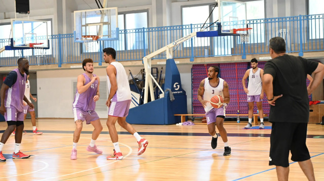 שחקני עירוני נהריה מתאמנים במכון וינגייט (צילום: אתר רשמי, אבי שי)