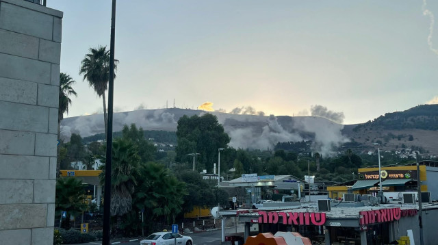 עשן בראש פינה לאחר הישמע האזעקות באזור (צילום: רשתות חברתיות, שימוש לפי סעיף 27 א')