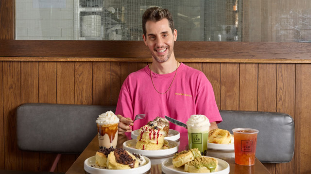 נדב בורנשטיין והפנקייק היפני בעזריאלי שרונה (צילום: דרור עינב)