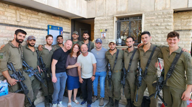משפחתו של לירון ז''ל עם חבריו לצוות (צילום: איציק כהן)