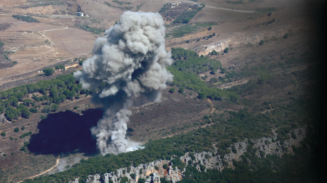 חשוב להבין מה מצפים הישראלים מהמלחמה המתפתחת בצפון. עשן סמוך למרג' עיון (צילום: רויטרס)