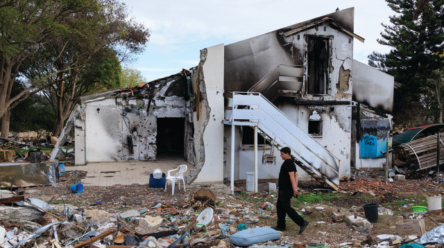 בית בבארי אחרי טבח השבעה באוקטובר (צילום: משה שי פלאש 90,ארכיון משה שי, פלאש 90)