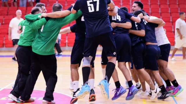 שחקני מ.כ. באר שבע חוגגים (צילום: אתר רשמי, הדר ואן קולא, איגוד הכדוריד)