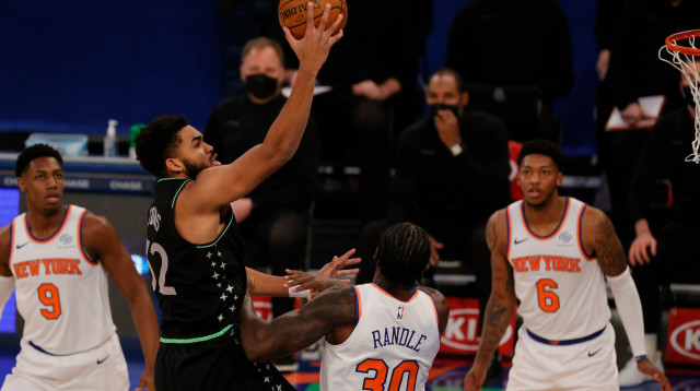 קארל אנתוני טאונס מול ג'וליוס רנדל (צילום: GettyImages, Sarah Stier)