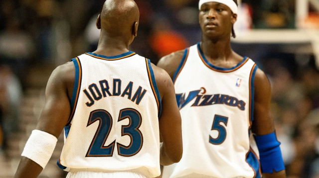 מייקל ג'ורדן במדי וושינגטון וויזארדס עם קוואמי בראון (צילום: GettyImages)