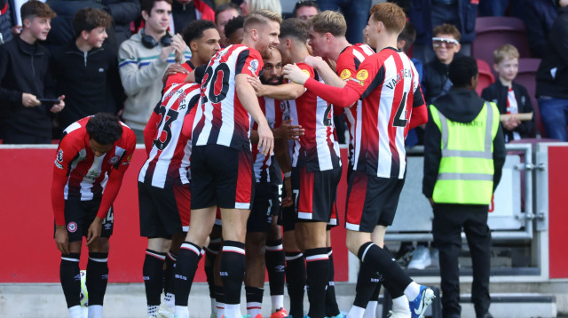 שחקני ברנטפורד חוגגים (צילום: GettyImages, Richard Pelham)