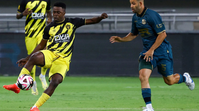 שחקן בית"ר ירושלים איסמעילה סורו, מול שחקן בני ריינה גיא חדידה (צילום: דני מרון)