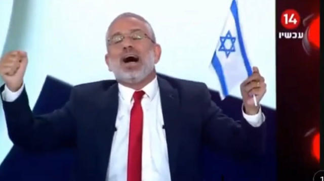 ינון מגל חוגג את חיסול נסראללה ב"פטריוטים" (צילום: צילום מסך)