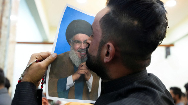 אזרח עיראקי מתפקד לחיזבאללה לאחר חיסול חסן נסראללה (צילום: רויטרס)