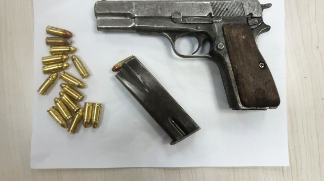 אקדח FN שנתפס (צילום: דוברות המשטרה)