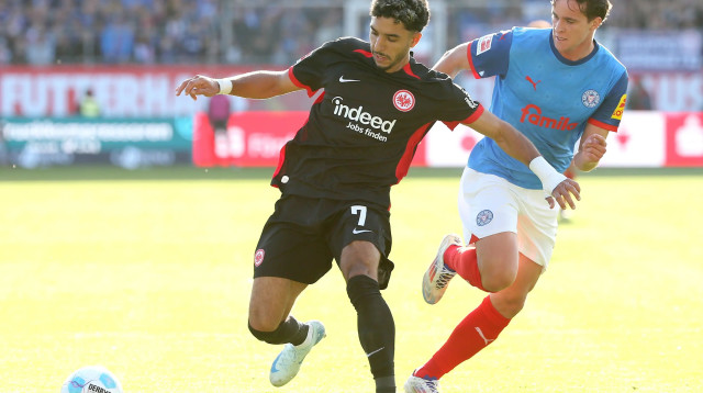 שחקן איינטרכט פרנקפורט עומאר מרמוש ליד שחקן הולשטיין קיל מקס גשוויל (צילום: GettyImages, Cathrin Mueller)