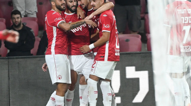 שחקני הפועל באר שבע חוגגים עם אלון תורג'מן (צילום: ברני ארדוב)