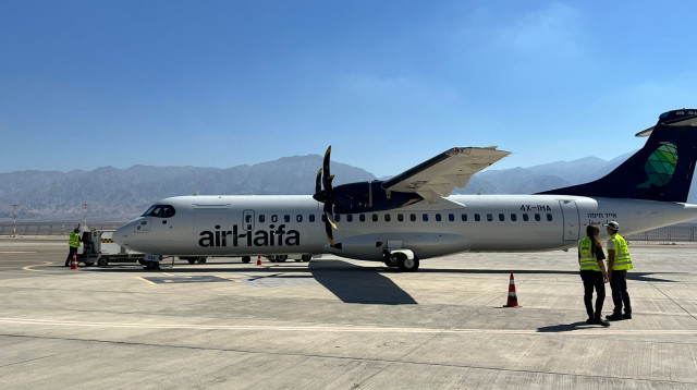 מטוס "אייר חיפה" בטיסת הבכורה (צילום: משה כהן)