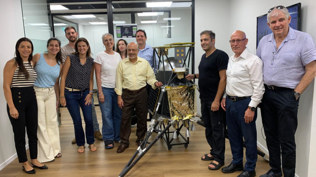 דויד, לאורה וג׳ונתן מיראז׳ והנהלת SpaceIL (צילום: באדיבות SpaceIL)