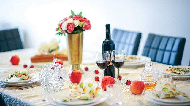 שולחן חג ראש השנה (צילום: מנדי הכטמן, פלאש 90)