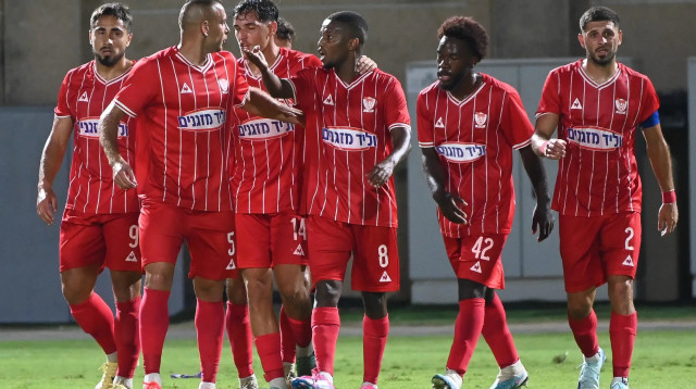 שחקני בני סכנין חוגגים (צילום: ברני ארדוב)