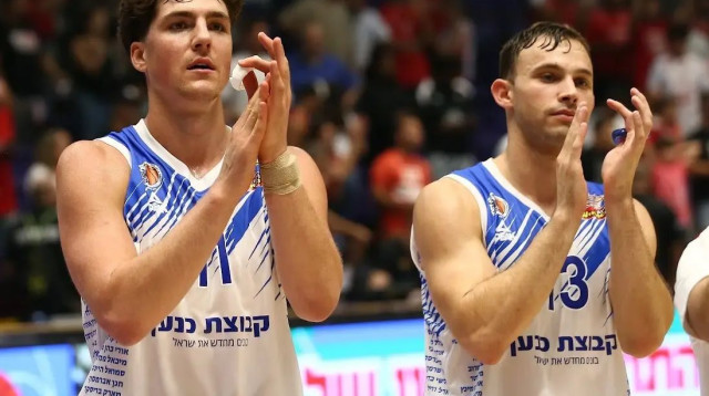 שחקן מכבי רמת גן אדם אריאל עם רועי הובר (צילום: אודי ציטיאט)