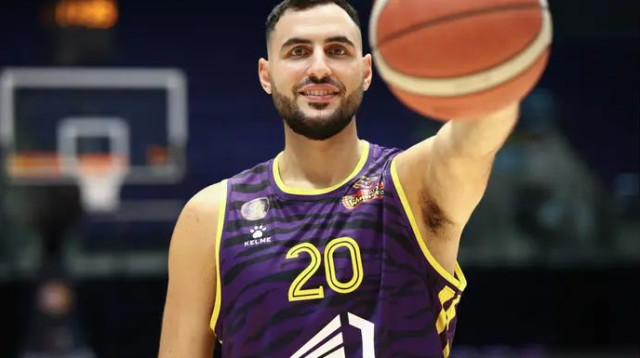 "מרגיש שיש לי המון אחריות. אידרש בעיקר להביא ניסיון ויציבות". עידן זלמנסון במדים החדשים (צילום: דני מרון)