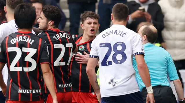 אואן בק שחקן בלקבורן בעימות עם מילוטין אוסמאיץ' שחקן פרסטון (צילום: GettyImages, Gary Oakley)