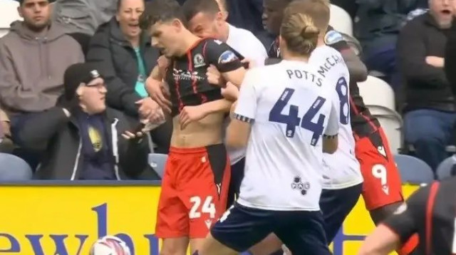 מילוטין אוסמאיץ' שחקן פרסטון נושך את אואן בק שחקן בלקבורן (צילום: צילום מסך, .)