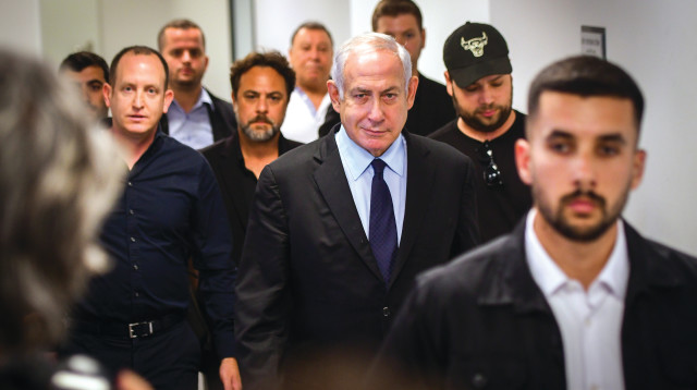 בנימין נתניהו בבית המשפט (צילום: אבשלום ששוני)