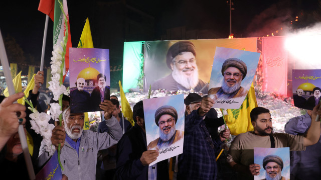המונים חוגגים בטהרן עם תמונתו של נסראללה לאחר התקיפה האיראנית (צילום: רויטרס)