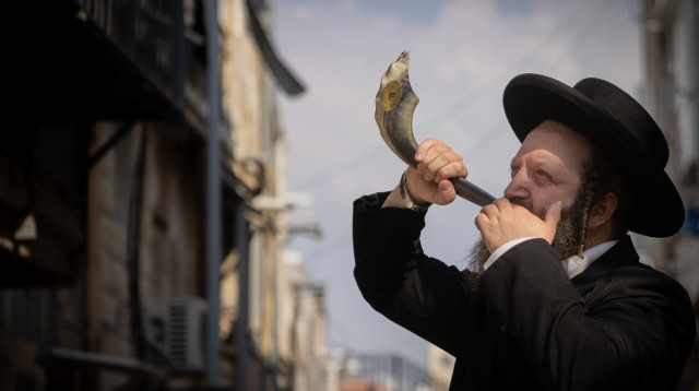 תקיעה בשופר (צילום: חיים גולדברג, פלאש 90)