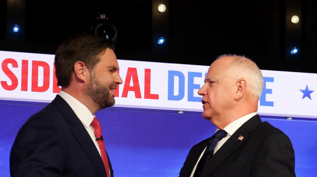 ג׳יי די ואנס, המועמד הרפובליקני לסגן הנשיא וטים וולז, המועמד הדמוקרטי לסגן הנשיא בעימות (צילום: רויטרס)