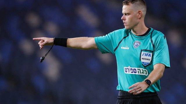 יגאל פריד שופט כדורגל (צילום: מאור אלקסלסי)