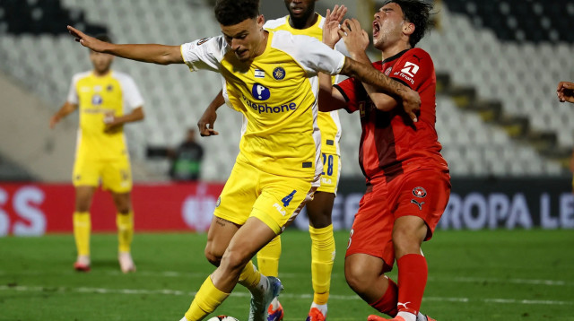 שחקן מכבי תל אביב סתיו למקין, לפני שחקן מיטיולן, אראל שימשיר (צילום: רויטרס)