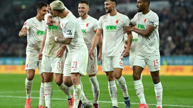 שחקני אוגסבורג חוגגים (צילום: GettyImages, Daniel Kopatsch)