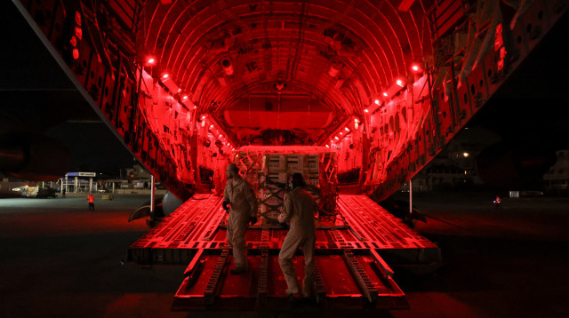 העמסת חבילות סיוע הומניטרי ללבנון על ידי כוחות איחוד האמירויות (צילום: רויטרס)