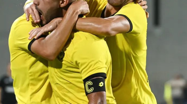 נקודות חשובות. שבירו ונתניה חוגגים (צילום: ברני ארדוב)