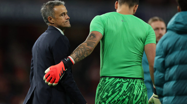 לואיס אנריקה מאמן פריז סן ז'רמן עם השוער ג'אנלואיג'י דונארומה (צילום: GettyImages, ADRIAN DENNIS/AFP)