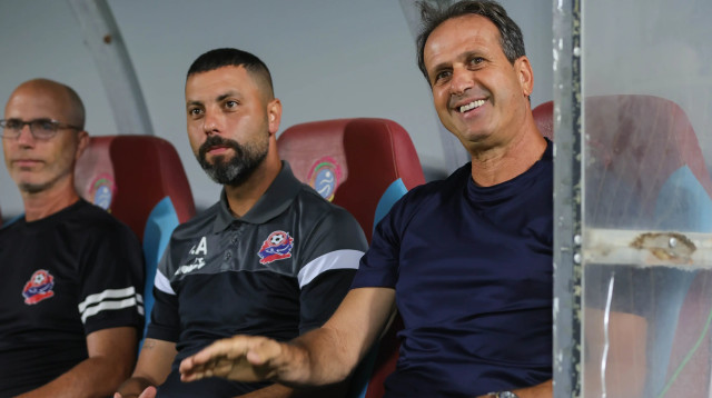 רוני לוי מאמן הפועל חיפה לצד גל אראל (צילום: לירון מולדובן)