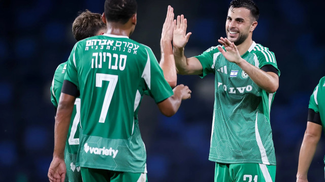 שחקני מכבי חיפה חוגגים עם דין דוד (צילום: מאור אלקסלסי)