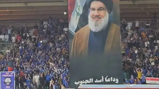 דגל פריסה לזכרו של חסן נסראללה באיצטדיון כדורגל בעיראק (צילום: צילום מסך, מתוך טוויטר)