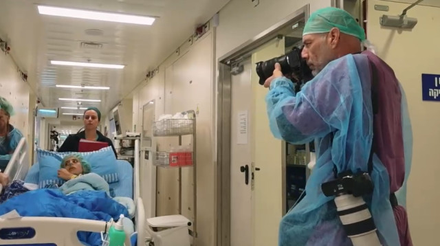 זיו קורן מצלם את מייה שם רגע לפני ניתוח  (צילום: באדיבות HOT וקודה תקשורת)