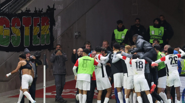 שחקני פרנקפורט חוגגים שוויון דרמטי מול באיירן (צילום: אימג'בנק  GettyImages)