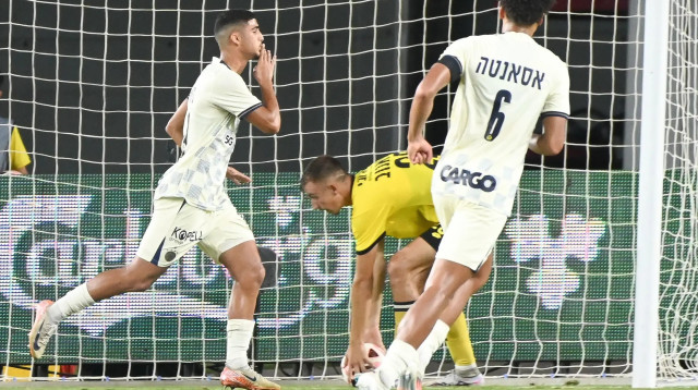 אלעד מדמון שחקן מכבי תל אביב חוגג שער (צילום: ברני ארדוב)