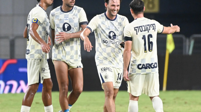 שחקני מכבי תל אביב חוגגים: גבי קניקובסקי, יוריס ואן אובריים, רז שלמה, דור פרץ (צילום: ברני ארדוב)