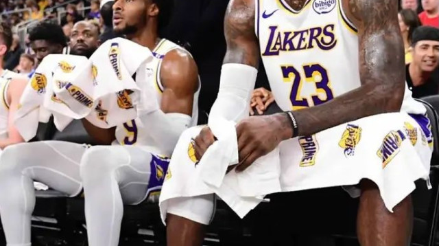 רגע היסטורי. לברון וברוני (צילום: אתר רשמי, מתוך האתר הרשמי של הלייקרס)