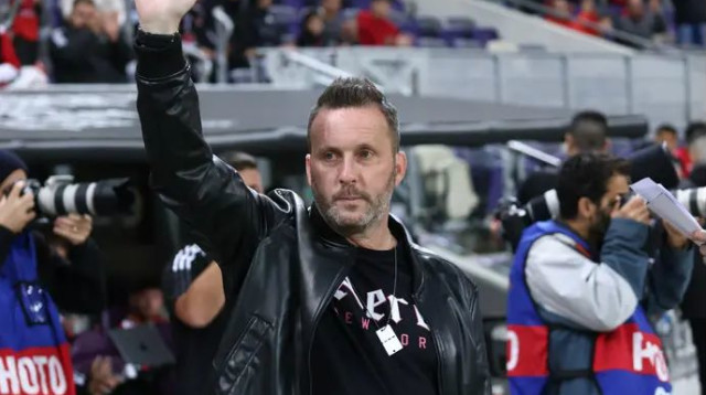 הרנן פלר זוכה למחיאות כפיים באצטדיון בלומפילד (צילום: דני מרון)