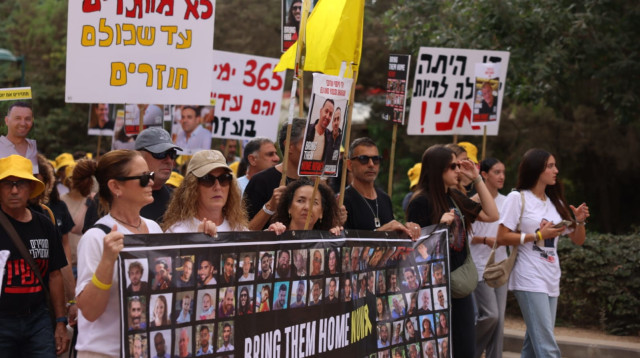 צעדת משפחות החטופים של קיבוץ בארי יחד עם חברי הקיבוץ, 7 באוקטובר 2024  (צילום: מאיה משל)