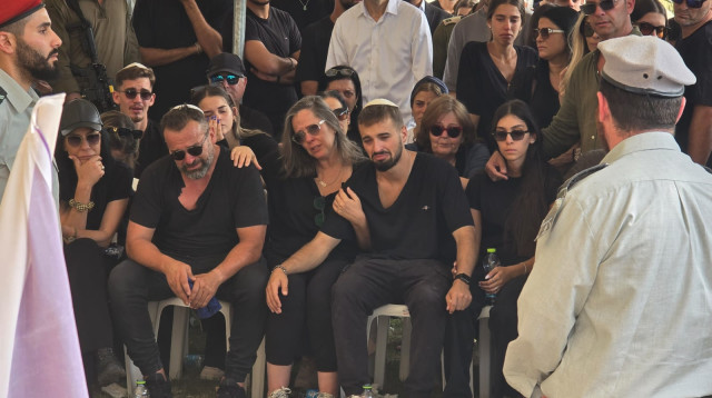 הלווייתו של רס"ר איתי אזולאי ז''ל. משמאל לימין: אריק, זוהר, תומר ובת הזוג מאי (צילום: אלון חכמון)