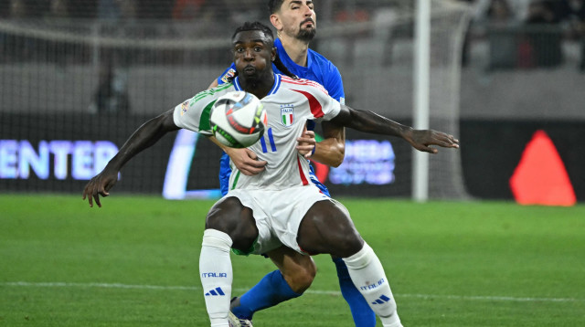 שחקן נבחרת ישראל עידן נחמיאס מול חלוץ נבחרת איטליה מואיז קן (צילום: GettyImages)