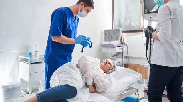 בדיקת קולונוסקופיה. בישראל רק באישור מומחה גסטרו (צילום: שאטרסטוק)