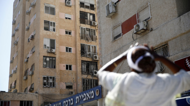 פגיעה ישירה בקריות (צילום: REUTERS/Shir Torem )