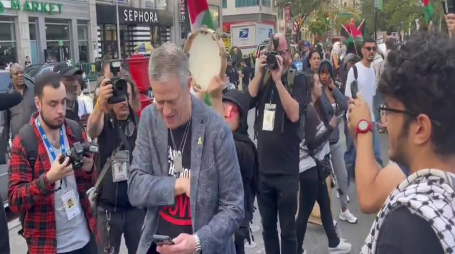 מפגינים פרו-פלסטיניים תוקפים מפגין פרו ישראלי (צילום: רשתות חברתיות)