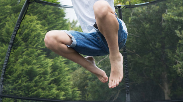 ילד קופץ על טרמפולינה, אילוסטרציה (צילום: אינג'אימג')